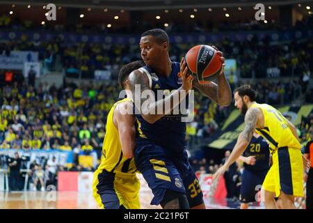 ISTANBUL / TURQUIE - 20 FÉVRIER 2020 : Trey Thompkins lors de l'Euroligue 2019-20 Round 24 match de basket-ball entre Fenerbahce et Real Madrid à l'arène Ulker Sports. Banque D'Images