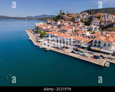 L'île de Poros et son canal le séparant du reste de Greec Banque D'Images