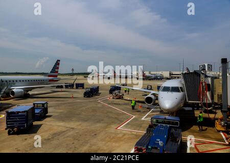 10 JUIN 20 Charlotte, NC US: Vue avant d'un avion atterri dans un terminal d'avion d'American Airlines AA sur le tarmac à l'aéroport international Banque D'Images