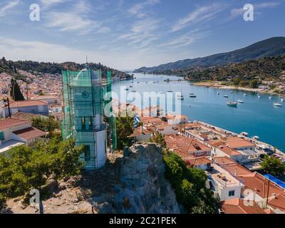 L'île de Poros et son canal le séparant du reste de Greec Banque D'Images