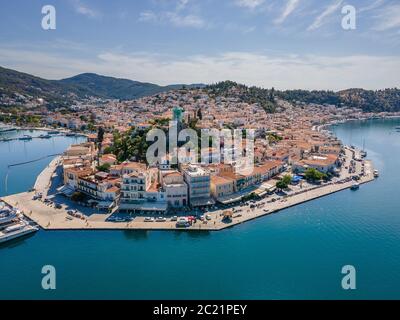 L'île de Poros et son canal le séparant du reste de Greec Banque D'Images