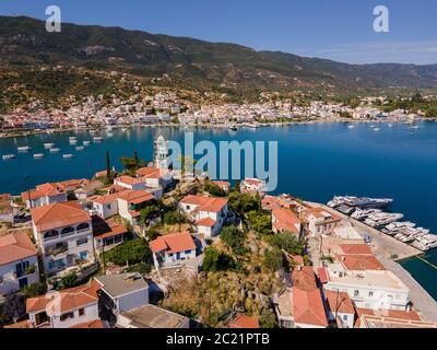 L'île de Poros et son canal le séparant du reste de la Grèce Banque D'Images