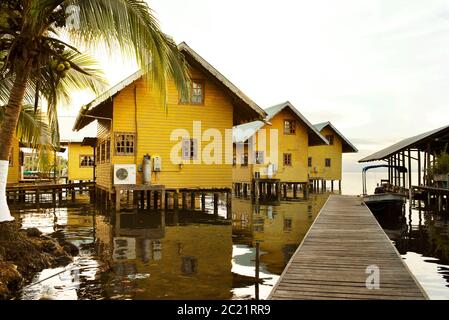 Sur l'eau bungalows de vacances. Les maisons de pilotis sont populaires dans les Caraïbes, Bocas del Toro, Bocas Town, Panama. Octobre 2018 Banque D'Images