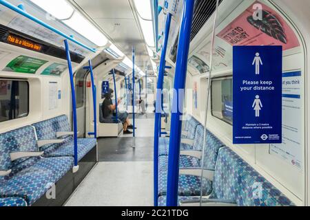 Londres, Royaume-Uni. 16 juin 2020. Le nombre de passagers reste considérablement bas sur le tube. Ceux qui voyagent presque tous portent des masques après qu'ils sont devenus obligatoires dans les transports publics. Le « verrouillage » se poursuit pour l'épidémie du coronavirus (Covid 19) à Londres. Crédit : Guy Bell/Alay Live News Banque D'Images