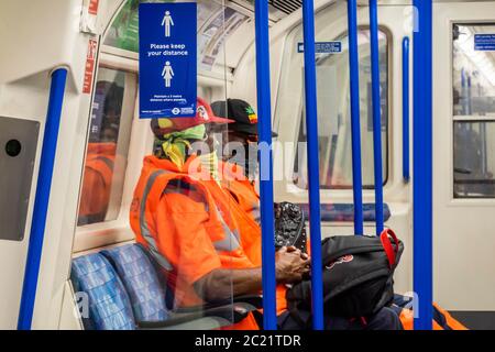 Londres, Royaume-Uni. 16 juin 2020. Le nombre de passagers reste considérablement bas sur le tube. Ceux qui voyagent presque tous portent des masques après qu'ils sont devenus obligatoires dans les transports publics. Le « verrouillage » se poursuit pour l'épidémie du coronavirus (Covid 19) à Londres. Crédit : Guy Bell/Alay Live News Banque D'Images