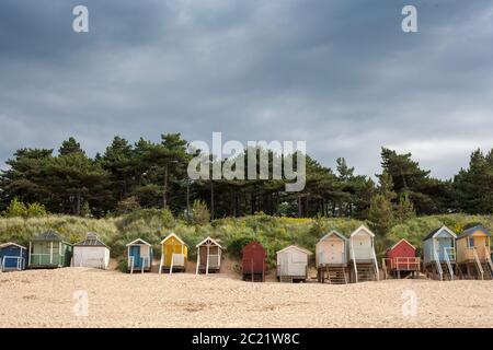 Cabanes sur la plage à Wells, à côté de la mer, sous le ciel orageux Banque D'Images