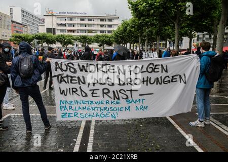 16 juin 2020, Hessen, Francfort-sur-le-main: Les participants à la démonstration tiennent une bannière avec le message "des paroles viennent des actes, des menaces Ernst-Nazinetzwerke y compris le bras parlementaire sera écrasé". Différents groupes et alliances antifascistes manifestent sur le Konstablerwache contre le racisme dans la police et les autorités. En juin 2019, le président de district de Kassel, Walter Lübcke (CDU), a été tué à proximité avec un coup de pistolet à la tête devant son domicile. Un extrémiste de droite, vraisemblablement Hesse, est considéré comme un suspect urgent. Photo: Sebastian Kramer/dpa Banque D'Images