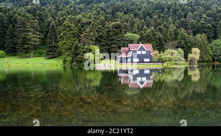 Maison en bois de lac à l'intérieur de la forêt dans le parc national de Bolu Golcuk, Bolu. Banque D'Images