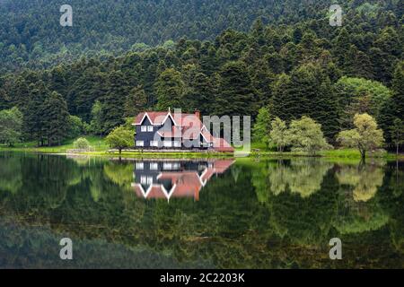 Maison en bois de lac à l'intérieur de la forêt dans le parc national de Bolu Golcuk, Bolu. Banque D'Images