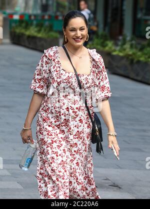 Londres, Royaume-Uni. 16 juin 2020. Kelly Brook a vu arriver aux studios de radio mondiaux de Londres. Crédit : SOPA Images Limited/Alamy Live News Banque D'Images