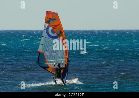 Anapa, Russie-15 juin 2020: Sports nautiques récréatifs. Planche à voile. Planche à voile surfant sur le vent sur les vagues dans l'océan, la mer. Action sportive extrême Banque D'Images