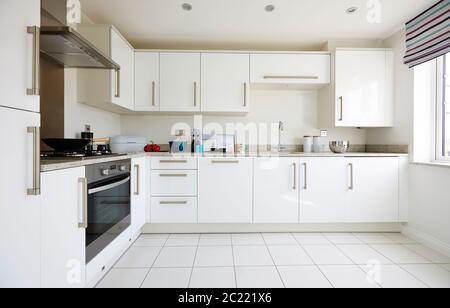 Intérieur moderne d'une grande cuisine avec mobilier modulaire en couleur blanche Banque D'Images