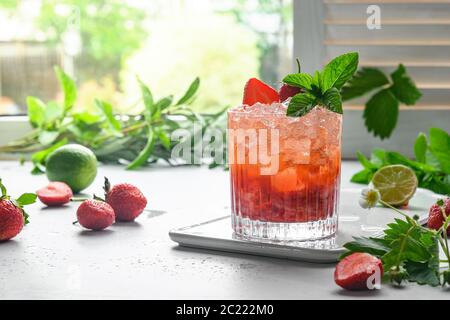 Limonade fraîche avec fraises et lime. Boisson maison. Banque D'Images