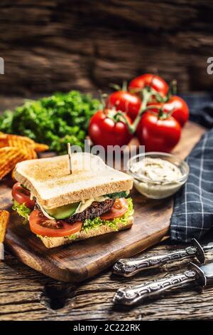 Haricots hachés pain végan avec laitue, tomate et concombre, quartiers de pommes de terre et mayonnaise Banque D'Images