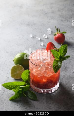 Limonade fraîche avec fraises et lime. Boisson maison. Banque D'Images