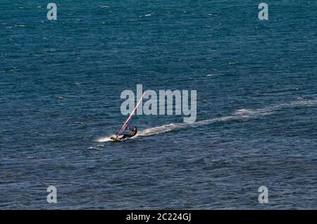 Anapa, Russie-15 juin 2020: Sports nautiques récréatifs. Planche à voile. Planche à voile surfant sur le vent sur les vagues dans l'océan, la mer. Action sportive extrême Banque D'Images