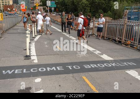 Un panneau à l'une des extrémités du pont de Brooklyn indiquant Bienvenue à Brooklyn Banque D'Images