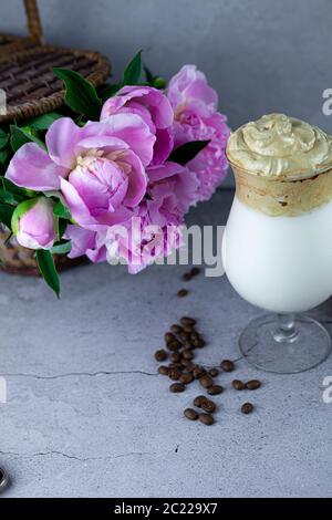 Milk shake. Dalgona Coffee - le café coréen est servi sur fond de bois. Café instantané ou espresso en poudre fouetté avec du sucre et de l'eau chaude. Glacé Banque D'Images