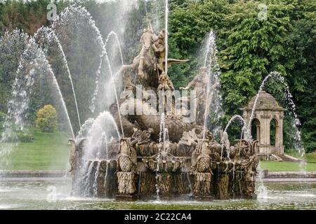 La fontaine 19c Perseus et Andromeda, du sculpteur James Forsyth, se dresse dans les ruines de Witley court, Worcestershire, Royaume-Uni. Banque D'Images