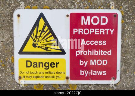 Danger MOD signe d'avertissement d'explosion. Shoeburyness, Southend on Sea, Essex Banque D'Images