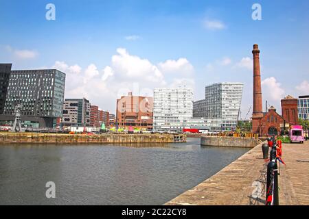 Vue sur la ville de Canning Dock historique sur la rivière Mersey, qui fait partie du port de Liverpool, dans le nord de l'Angleterre, au Royaume-Uni. Banque D'Images