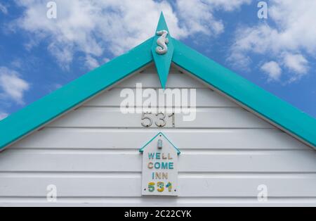 Toit coloré d'une cabane de plage. Shoeburyness, Southend on Sea, Essex Banque D'Images