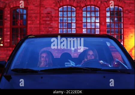 Linkoping, Suède 20200425 le film « The Shining » de Stanley Kubrick est présenté dans un cinéma drive-in dans le centre de Linköping pendant la nuit de samedi en ces temps de corona. Le personnel des patins à roulettes commande des bonbons et du pop-corn pendant le film. Photo Jeppe Gustafsson Banque D'Images