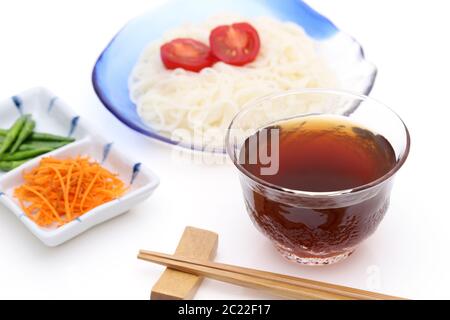 Nouilles somen japonaises dans une plaque de verre avec Mentuyu sur fond blanc Banque D'Images