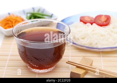 Nouilles somen japonaises dans une plaque de verre avec Mentuyu sur fond blanc Banque D'Images