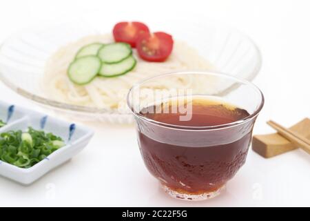 Nouilles somen japonaises dans une plaque de verre avec Mentuyu sur fond blanc Banque D'Images