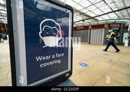 Edimbourg, Ecosse, Royaume-Uni. 16 juin 2020. Alors que les magasins ouvrent en Angleterre, les magasins et les entreprises écossais restent fermés, les rues sont vides et les pubs et les boutiques sont encore fermés avec beaucoup de bateaux. Les bars peuvent être autorisés à ouvrir des espaces extérieurs à la fin de la semaine, mais ils ne sont actuellement autorisés qu'à servir des boissons à emporter. Photo : affiche indiquant le port du masque facial à la station Waverley. Iain Masterton/Alay Live News Banque D'Images