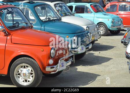 Castelnuovo don Bosco, Piémont/Italie- 03/10/2019-Réunion de vieilles Fiat 500 voitures de collection italiennes. Banque D'Images