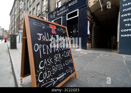 Edimbourg, Ecosse, Royaume-Uni. 16 juin 2020. Alors que les magasins ouvrent en Angleterre, les magasins et les entreprises écossais restent fermés, les rues sont vides et les pubs et les boutiques sont encore fermés avec beaucoup de bateaux. Les bars peuvent être autorisés à ouvrir des espaces extérieurs à la fin de la semaine, mais ils ne sont actuellement autorisés qu'à servir des boissons à emporter. Photo : panneau extérieur du pub sur Royal Mile offrant des boissons à emporter et hors-vente. Iain Masterton/Alay Live News Banque D'Images