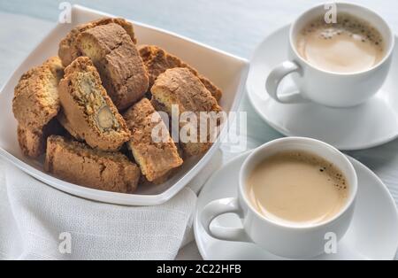 Deux tasses de café avec Cantuccini Banque D'Images