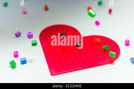 Pluie de couleurs tombant sur un coeur rouge Banque D'Images