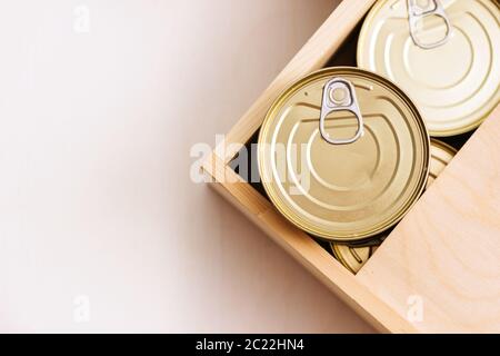 Boîtes en boîte. Une variété d'aliments en conserve en boîtes pleines. De véritables conserves. Vue de dessus. Mise au point sélective. Banque D'Images