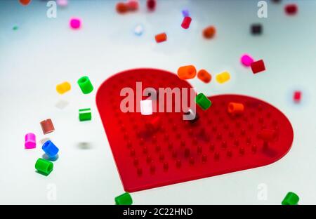 Pluie de couleurs tombant sur un coeur Banque D'Images
