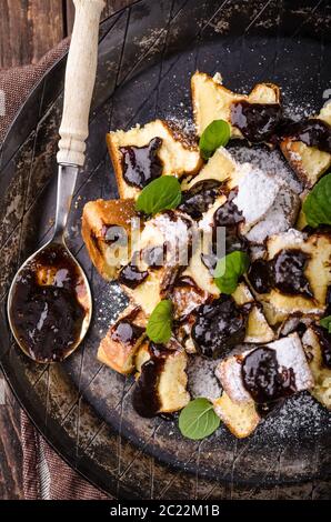 Crêpes coupées, Kaiserschmarrn 340dessert avec les prunes, la photographie culinaire, stock de nourriture Banque D'Images