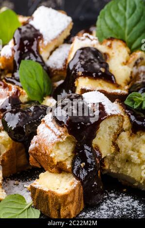 Crêpes coupées, Kaiserschmarrn 340dessert avec les prunes, la photographie culinaire, stock de nourriture Banque D'Images