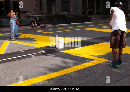 16 juin 2020: Les mots 'Black Austin Matters' ont été peints mardi matin sur Congress Avenue. Des artistes locaux ont participé à la peinture de la fresque de rue pour soutenir la matière de la vie noire. Austin, Texas. Mario Cantu/CSM Banque D'Images