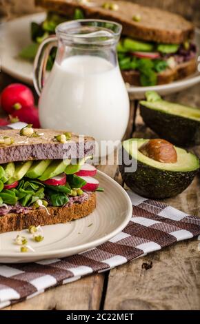 Chipotle-Avocado Sandwich d'été, Recette bio, manger sain clean Banque D'Images