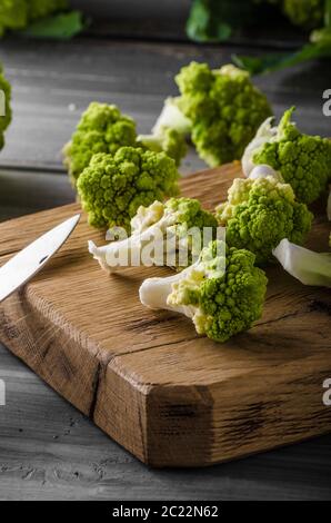 Chou-fleur vert bio, pour la cuisson de légumes Banque D'Images