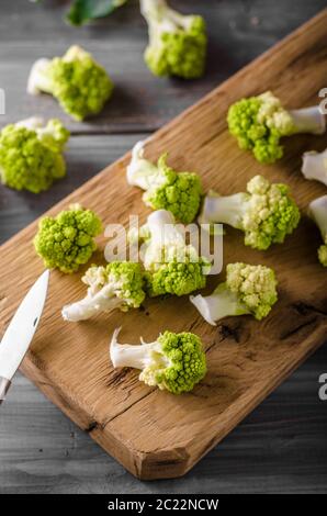 Chou-fleur vert bio, pour la cuisson de légumes Banque D'Images