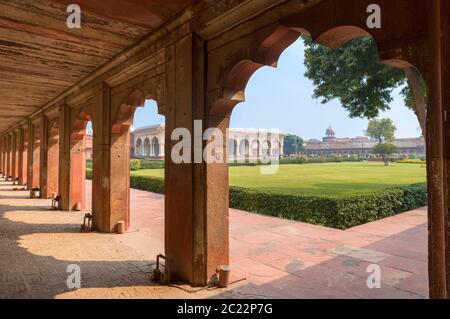 L'intérieur du fort d'Agra, en direction du Diwan-i-Am (Hall of public auditoires), Agra, Uttar Pradesh, Inde Banque D'Images