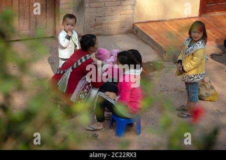 Des habitants autochtones et ethniques de Lanten dans leur village de la province de Luang Namtha, dans le nord du Laos. Banque D'Images