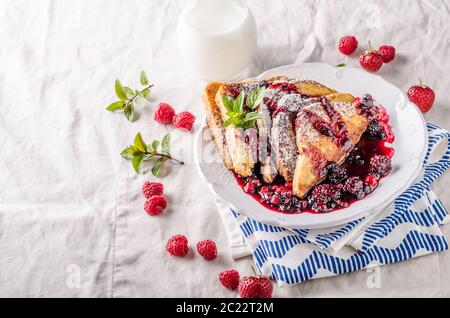 Pain doré aux fruits et réduction de fruits de la forêt Banque D'Images