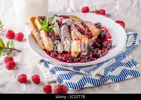 Pain doré aux fruits et réduction de fruits de la forêt Banque D'Images