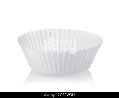 Cupcake blanc pâtisserie tasses en papier isolées sur blanc Banque D'Images
