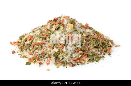 Pile de sel aromatique mélangé, épices et herbes isolées sur blanc Banque D'Images