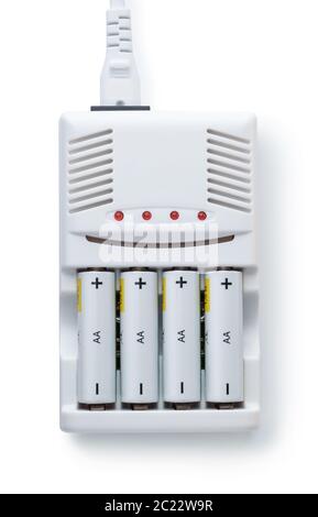 Vue avant du chargeur de batteries rechargeables isolé sur blanc Banque D'Images